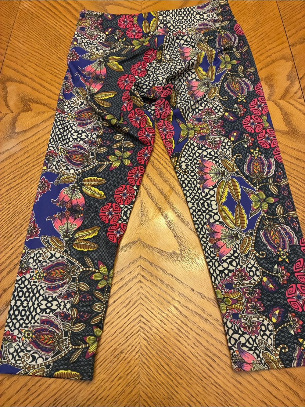Onzie Vibrant Floral Pattern cropped Leggings in size S/M - Picture 4 of 6